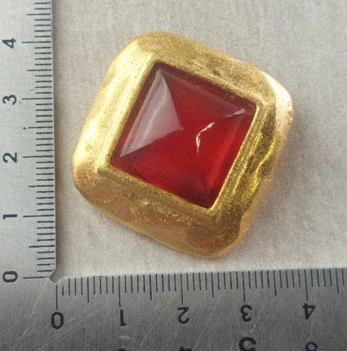 Ancienne broche / pendentif, décor cabochon rouge en métal doré, Lancôme