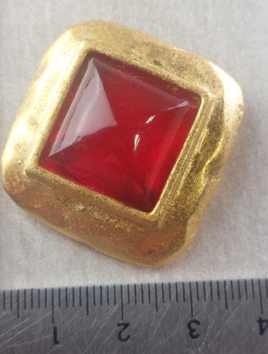Ancienne broche / pendentif, décor cabochon rouge en métal doré, Lancôme