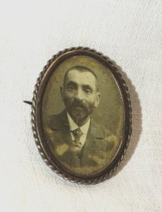 - ANTIQUE SILVER PHOTO BROOCH crab hallmark back Hebrew inscriptions