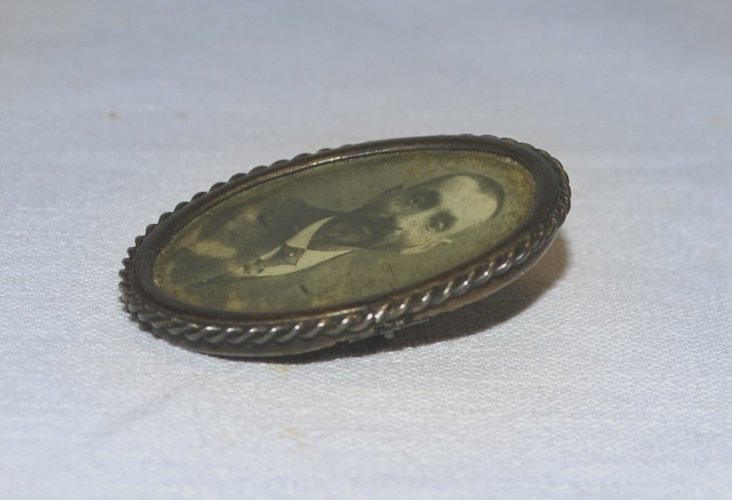 -ANCIENNE BROCHE PORTE PHOTO EN ARGENT poinçon Crabe dos Inscriptions Hébraïques