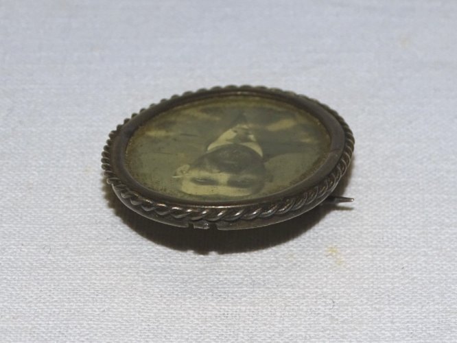 -ANCIENNE BROCHE PORTE PHOTO EN ARGENT poinçon Crabe dos Inscriptions Hébraïques