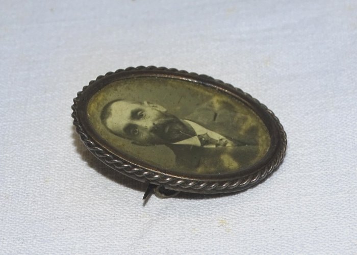 -ANCIENNE BROCHE PORTE PHOTO EN ARGENT poinçon Crabe dos Inscriptions Hébraïques