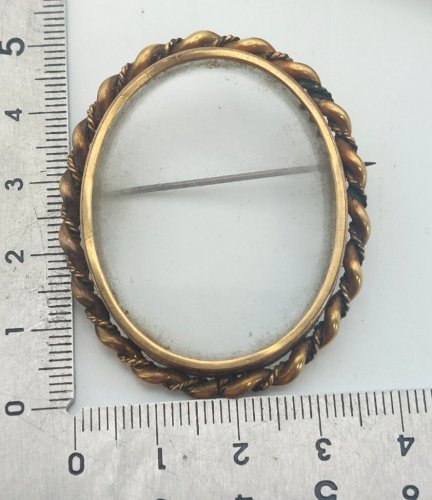 Ancienne broche porte photo, en métal doré ^