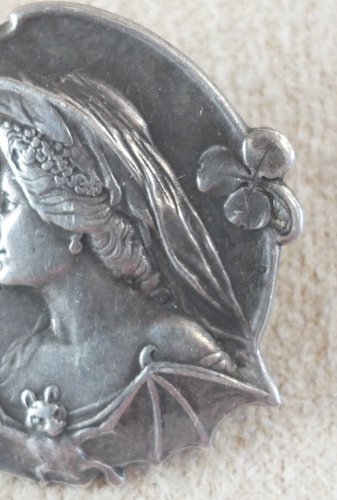 Ancienne broche, profil de femme avec chauve souris, art nouveau, en argent