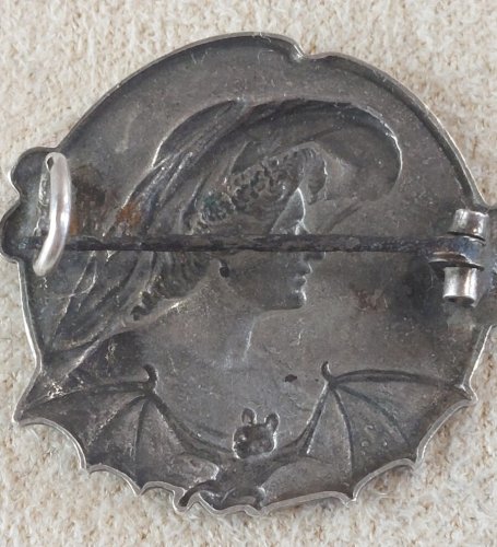 Ancienne broche, profil de femme avec chauve souris, art nouveau, en argent