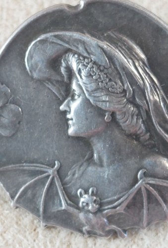 Ancienne broche, profil de femme avec chauve souris, art nouveau, en argent