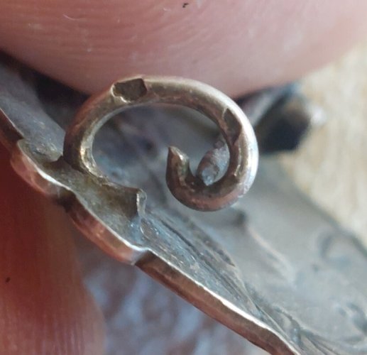 Ancienne broche, profil de femme avec chauve souris, art nouveau, en argent