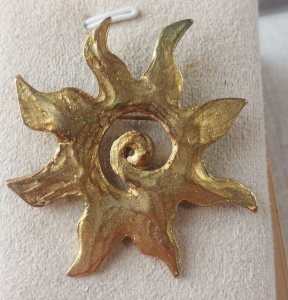 Ancienne broche soleil, en métal doré, Il était une fois