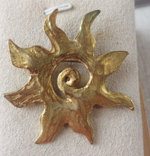 Ancienne broche soleil, en métal doré, Il était une fois