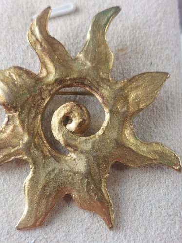 Ancienne broche soleil, en métal doré, Il était une fois