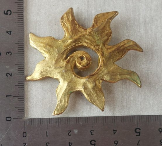 Ancienne broche soleil, en métal doré, Il était une fois