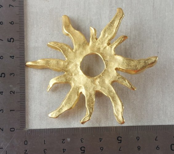 Ancienne broche soleil, en métal doré, Maria Galland Paris