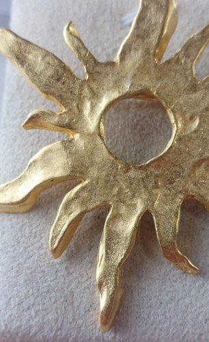 Ancienne broche soleil, en métal doré, Maria Galland Paris