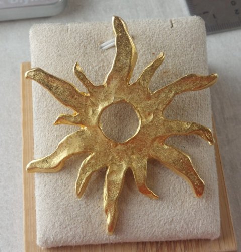 Ancienne broche soleil, en métal doré, Maria Galland Paris