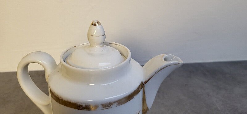 ANCIENNE CAFETIERE EN PORCELAINE ALLEMANDE