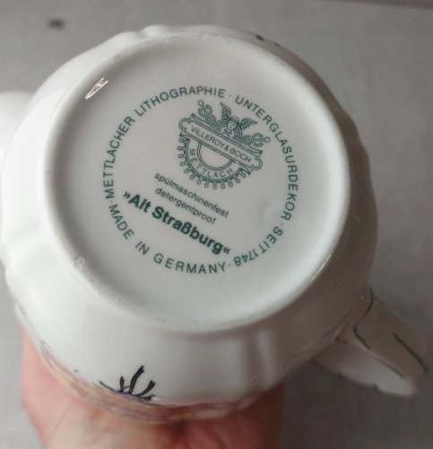 Ancienne cafetière / théière, décor vieux Strasbourg, céramique Villeroy & Boch ^