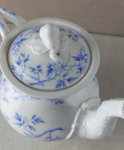Ancienne cafetière / théière, en porcelaine de Sarreguemines, épines bleues