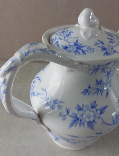 Ancienne cafetière / théière, en porcelaine de Sarreguemines, épines bleues