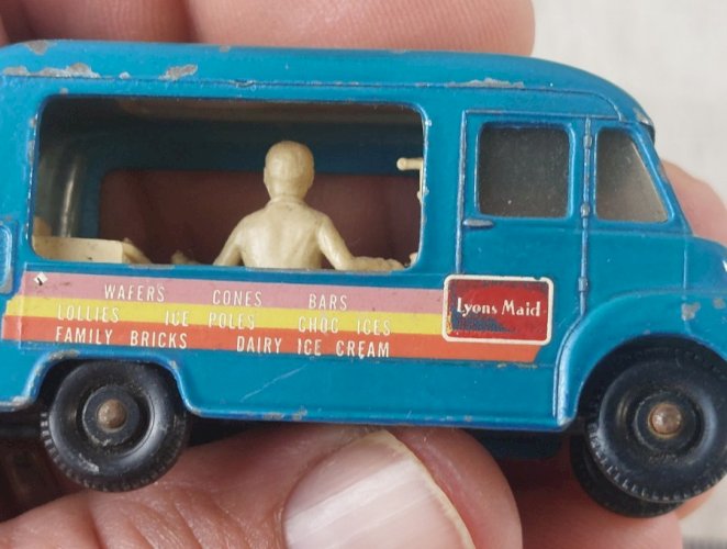 Ancienne camionnette, Commer Ice Cream Canteen, Lesney ^