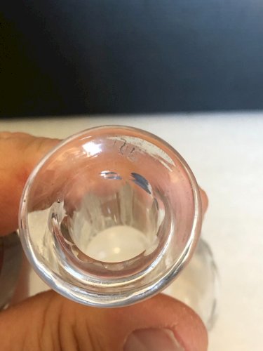 ancienne carafe à liqueur  en verre taillé avec son bouchon à facettes verrerie