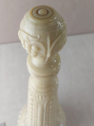 Ancienne carafe / cruche, en opaline / verre de lait