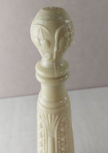 Ancienne carafe / cruche, en opaline / verre de lait