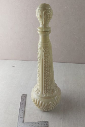 Ancienne carafe / cruche, en opaline / verre de lait