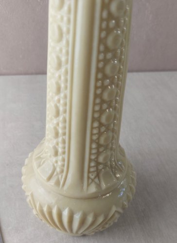Ancienne carafe / cruche, en opaline / verre de lait
