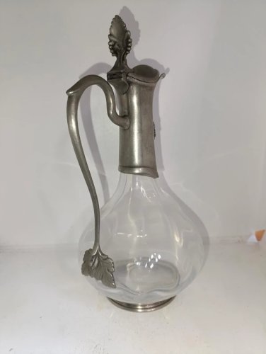 ancienne carafe en verre et etain à decor de vigne en bon etat