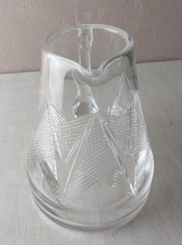 Ancienne carafe / pichet en cristal gravé, de Saint Louis ^