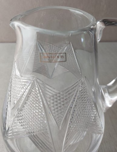 Ancienne carafe / pichet en cristal gravé, de Saint Louis ^