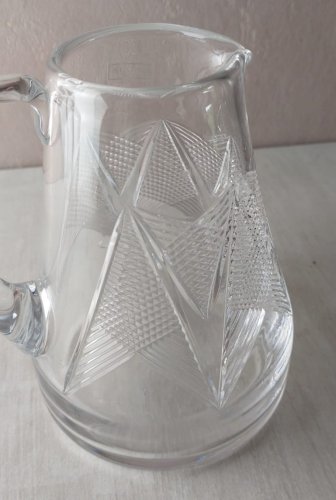 Ancienne carafe / pichet en cristal gravé, de Saint Louis ^