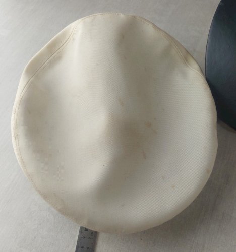Ancienne casquette / képi dofficier de la Royal Navy ^