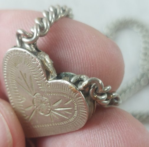 Ancienne chaîne de montre gousset, décor coeur, en métal argenté