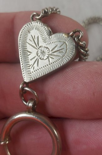 Ancienne chaîne de montre gousset, décor coeur, en métal argenté