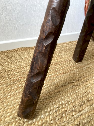 Ancienne chaise tripode en bois sculpté, coussin velours moutarde