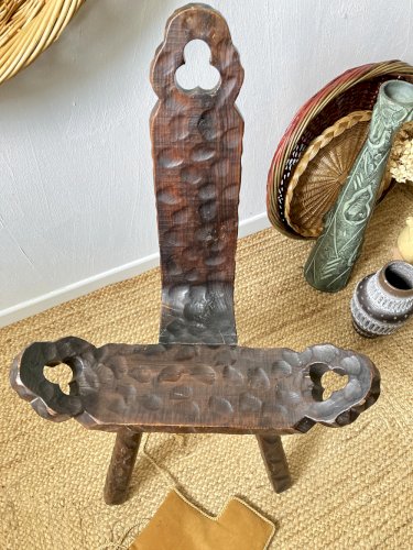 Ancienne chaise tripode en bois sculpté, coussin velours moutarde