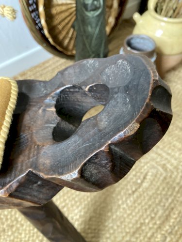 Ancienne chaise tripode en bois sculpté, coussin velours moutarde