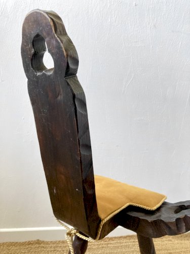 Ancienne chaise tripode en bois sculpté, coussin velours moutarde