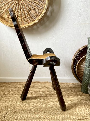 Ancienne chaise tripode en bois sculpté, coussin velours moutarde