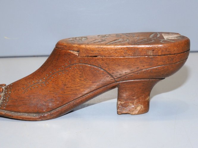 -ANCIENNE CHAUSSURE BOIS MINIATURE  BOITE A TABAC  TABATIERE ANCIENNE VITRINE  D