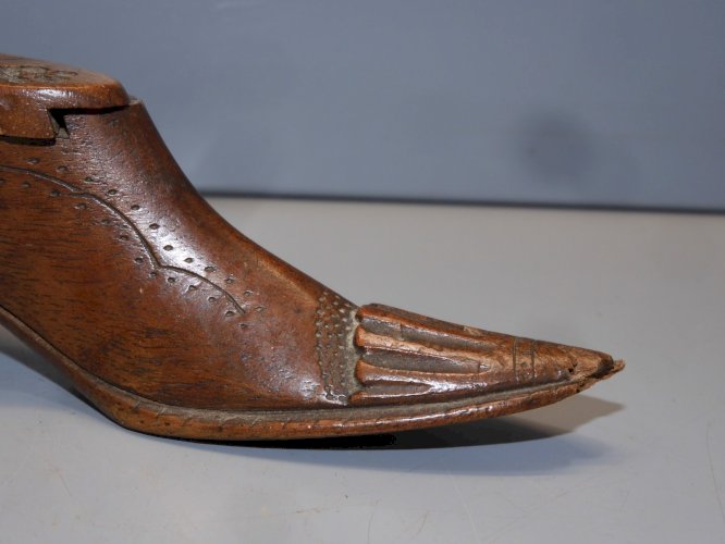 -ANCIENNE CHAUSSURE BOIS MINIATURE  BOITE A TABAC  TABATIERE ANCIENNE VITRINE  D