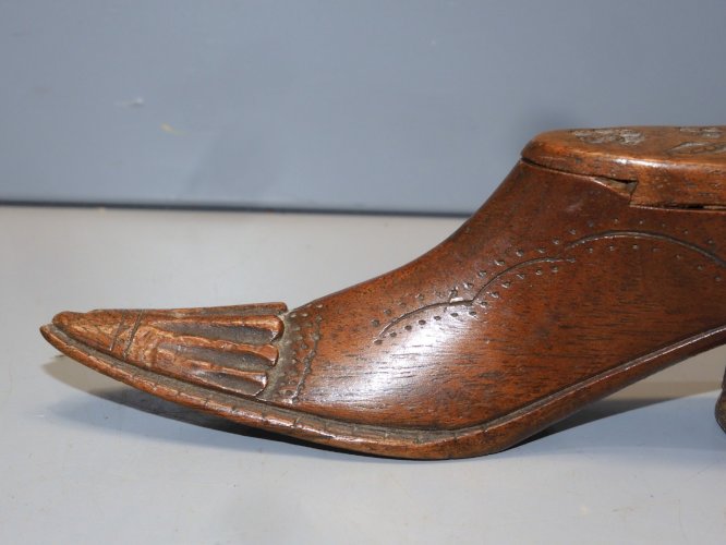 -ANCIENNE CHAUSSURE BOIS MINIATURE  BOITE A TABAC  TABATIERE ANCIENNE VITRINE  D