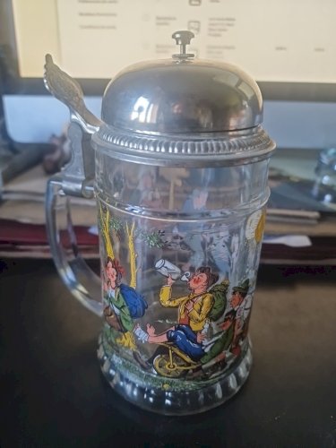 Ancienne chope à bière avec sonnette ou cloche d'hotel  avec decor joyeux