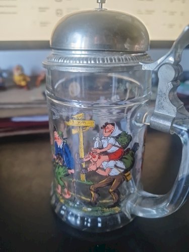 Ancienne chope à bière avec sonnette ou cloche d'hotel  avec decor joyeux