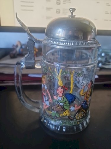 Ancienne chope à bière avec sonnette ou cloche d'hotel  avec decor joyeux