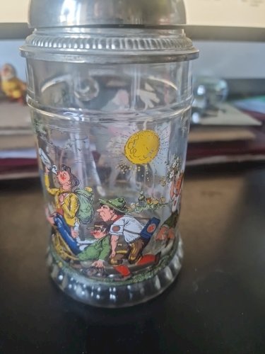 Ancienne chope à bière avec sonnette ou cloche d'hotel  avec decor joyeux