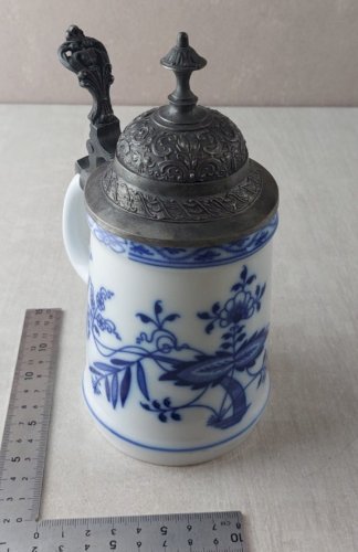 Ancienne chope à bière, décor Blue Onion / porcelaine Tchécoslovaquie / Czech