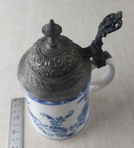 Ancienne chope à bière, décor Blue Onion / porcelaine Tchécoslovaquie / Czech