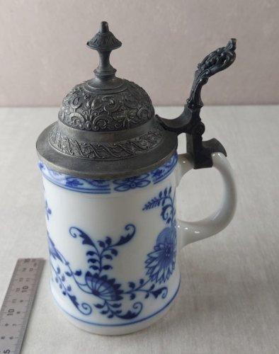 Ancienne chope à bière, décor Blue Onion / porcelaine Tchécoslovaquie / Czech